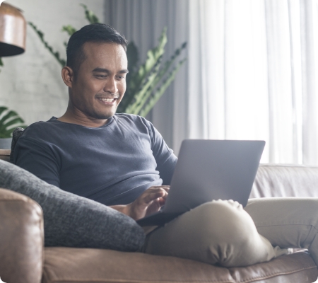 Hombre feliz consultando el plan de Xfinity Internet