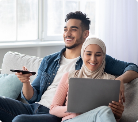 Pareja disfrutando de Xfinity Internet Español y Xfinity X1
