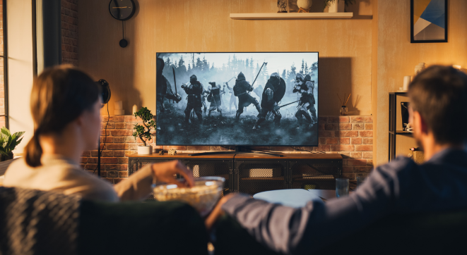 	Familia disfrutando de la guia de canales de directv vía satélite