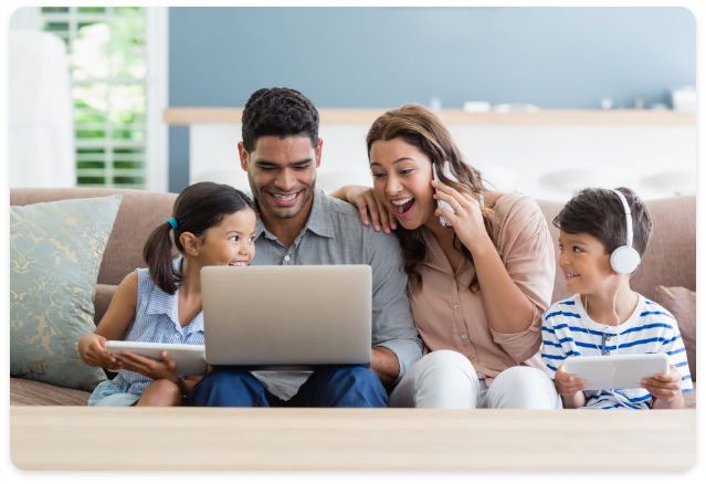 familia feliz recibiendo soporte técnico con representantes de WOW